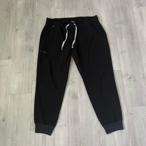 FIGS Black Zamora Jogger Style Cargo Scrub Pants
Women’s Size XXL